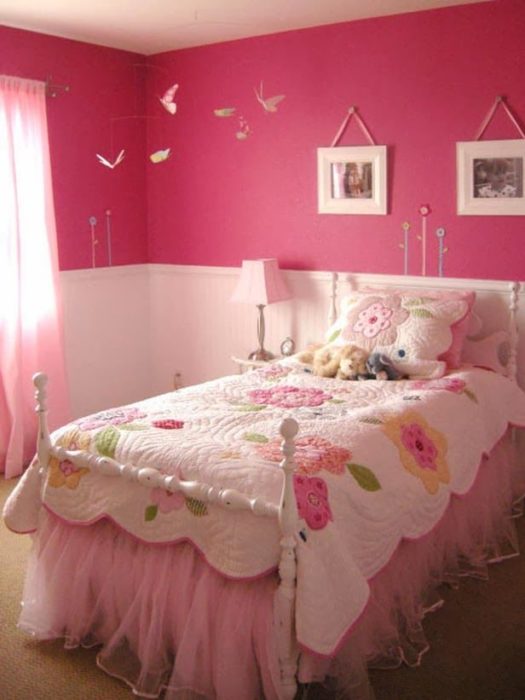 غرفة نوم بسيطة جداً وهادئة للبنات الصغيرة