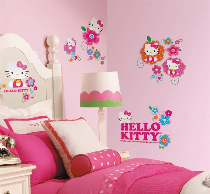 غرفة نوم بناتى برسومات كيتي مصممة على الغرفة مع نفس الرسومات على الجدران