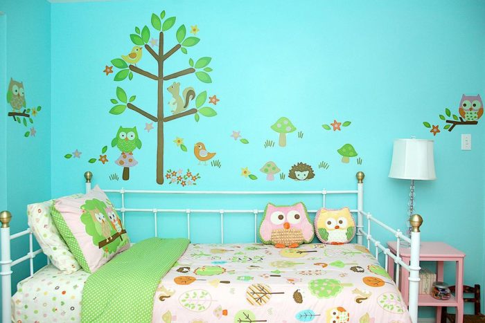 غرفة نوم هادئة وبسيطة مع رسومات عصافير وأشجار تعطيها جمالاً أخر
