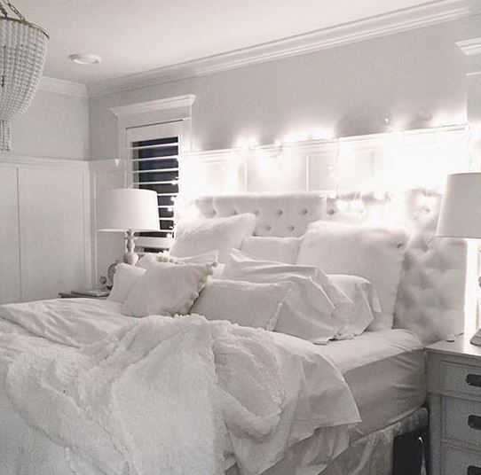 غرفة نوم بأفكار أنيقة وفخمة جداً مع خلفية السرير ذات التجيد