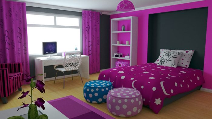 غرفة نوم باللون البنفسجي رائعة مع ستارة وكرسي و باف شيك جداً