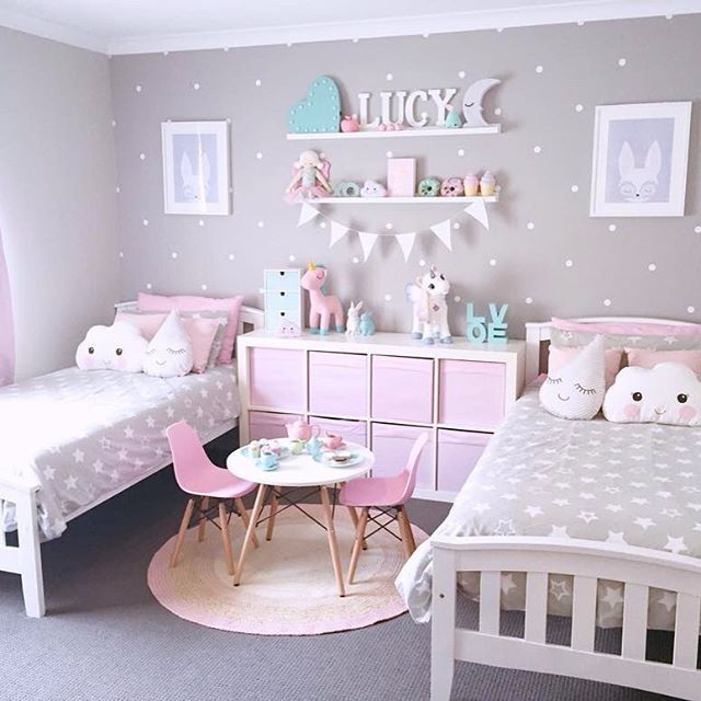 غرفة نوم بتصميم عصري جداً وشيك وتتكون من سريرين مع أرفف سيمبل و سفرة صغيرة حلوة جداً للصغار