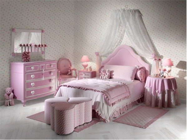 غرفة نوم تتكون من سرير متنجد باللون البينك وتسريحة شيك جداً مع باف بتصميم رائع