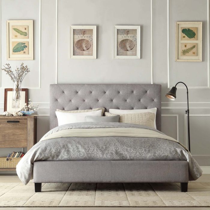 غرفة نوم تحتوي على سرير بلمسة ديكورية عصرية