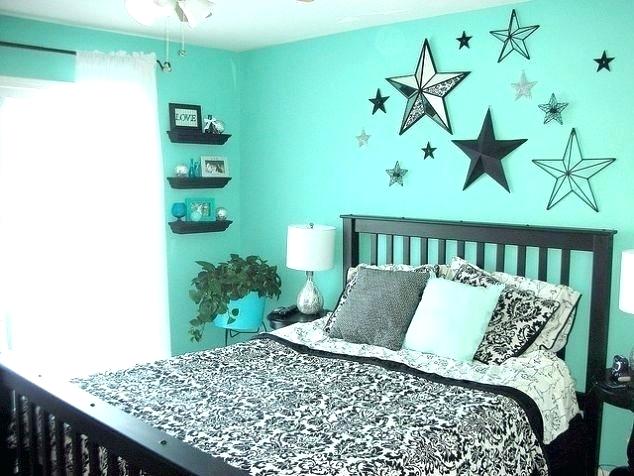 غرفة نوم حلوة جداً سرير خشبي باللون الاسود والحائط مزين بالنجوم السوداء والسيلفر