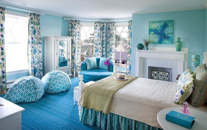 غرفة نوم رائعة وشيك وتتكون من سرير وكرسي كبير باللون التركواز وستائر شيفون مشجرة تعطي منظر رائع