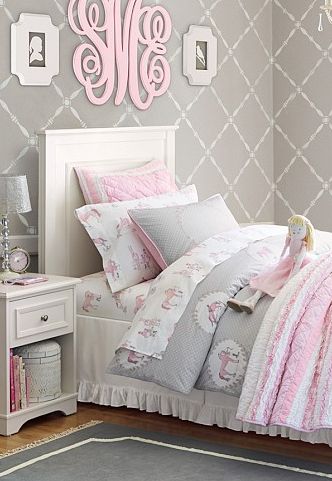 غرفة نوم رقيقة وهادئة تعتمد فى تصميمها على هذا اللون الرمادي الهادئ المتناسق مع مفروشات الغرفة
