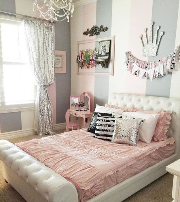 غرفة نوم روعة وشيك تتكون من سرير بتصميم جديد ورائع مع ستارة حلوة جداً ونجفة كريستال