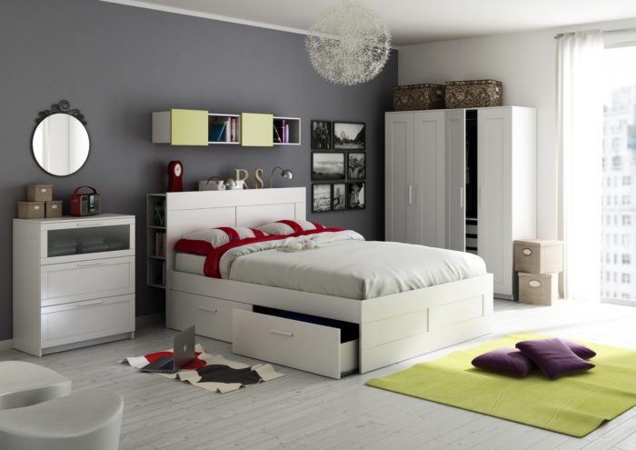 غرفة نوم كاملة باللون الابيض تحتوي على دولاب وسرير بخزنة وبوفيه صغير وتحتوي على نجفة مودرن جديدة