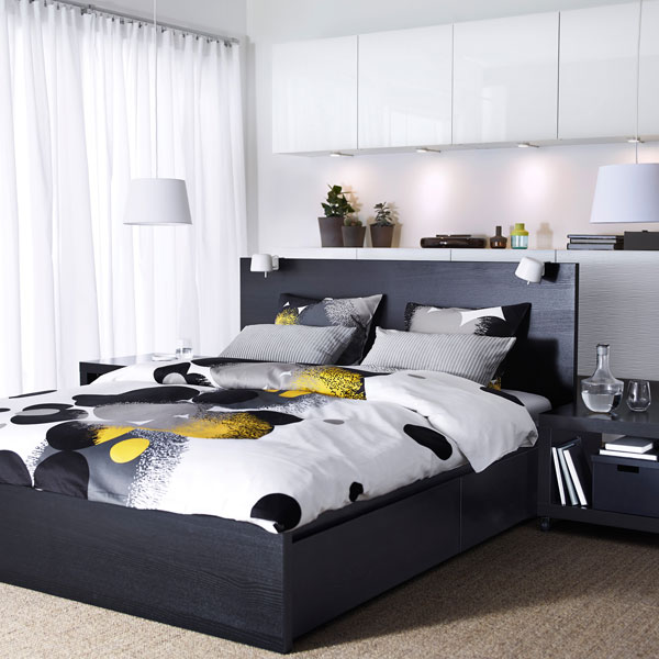 غرفة نوم مودرن جديدة بتصميم رائع والستارة البيضاء تعطي شعور بالراحة والهدوء