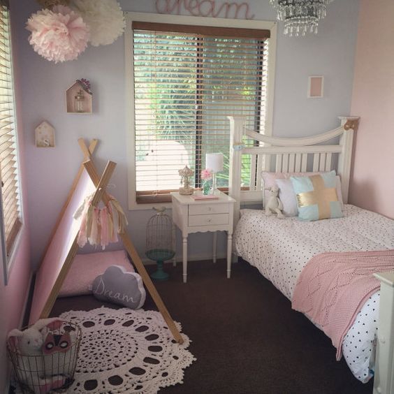 غرفةنوم تتكون من سرير وكمودينوم بتصميم جميل باللون الابيض مع خيمة صغيرة جميلة جداً
