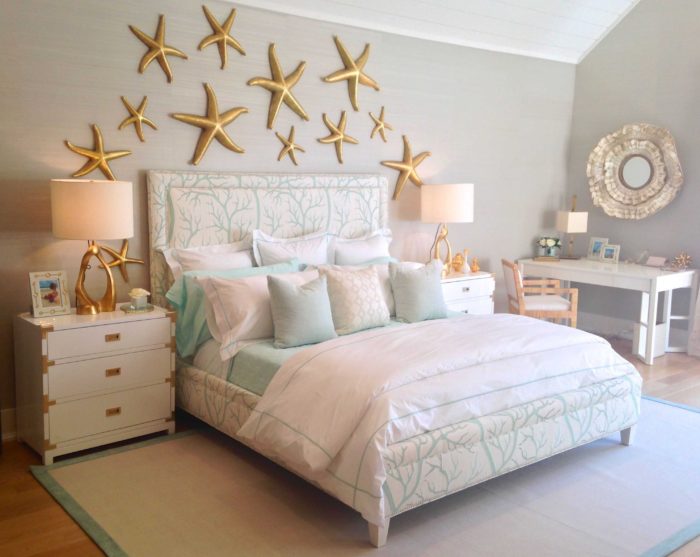 غرفة نوم تتكون من سرير و 2 كمودينو باللون الابيض مع نجوم ثري دي باللون الدهبي على الحائط تعطي منظرحلو جداً