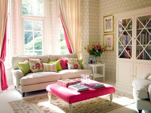 غرفة معيشة حلوة جداً تتكون من كنبة باللون البيج وتحتوي على وسادات مشجرة وملونة