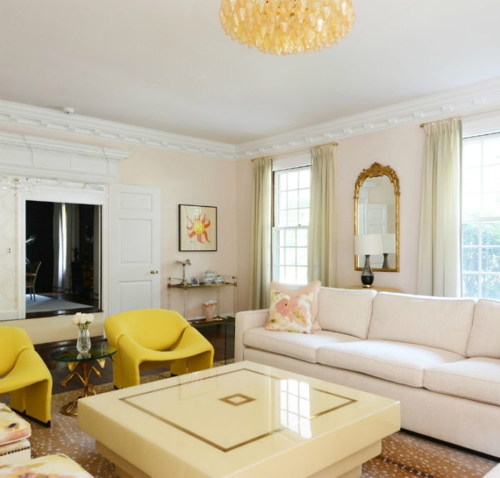 غرفة معيشة شيك جداً مكونة من كنبة و 2كرسي باللون الاصفر بتصميم مميز و فريد