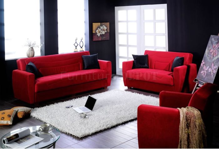 غرفة معيشة مودرن جديدة تتكون من انتريه أحمر من خامة القطيفة مع وسائد باللون الاسود