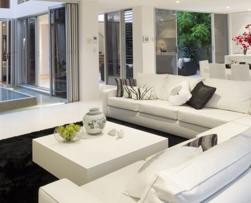 غرفة معيشة جديد 2018 مكونة من ركنة باللون الابيض وترابيزة بيضاء مربعة