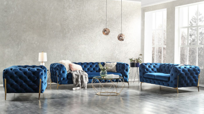 غرفة معيشة رائعة مكونة من انترية باللون الازرق منجد مع ترابيزة بتصميم جديد
