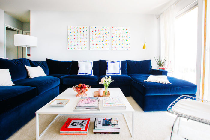 غرفة معيشة رائعة وشيك مكونة من ركنة باللون الازرق وترابية بيضاء مودرن