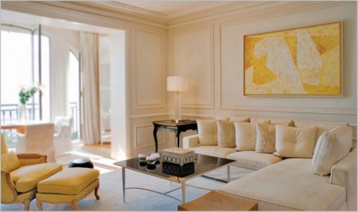 غرفة معيشة قمة فى الجمال مكونة من ركنة باللون البيج وكرسي كلاسيكي وترابيزة مربعة