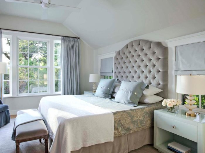 غرفة نوم بتصميم رائع مكونة من سرير رمادي بتصميم تنجيد و2 كمودينو بتصميم شيك جداً