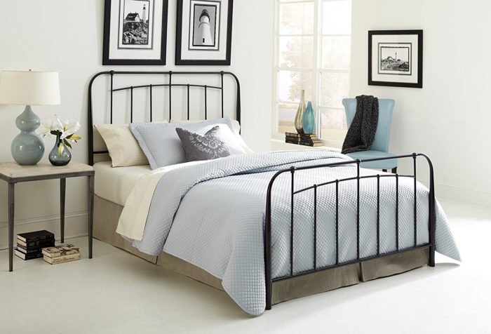 غرفة نوم بتصميم رائع وشيك مكونة من سرير مصنوع من الحديد