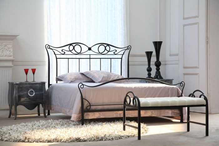 غرفة نوم قمة فى الجمال مكونة من سرير حديد بتصميم رائع وجميل