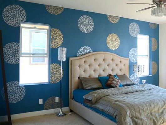 غرفة نوم مدهونة باللون اللبني ورسومات دائرية