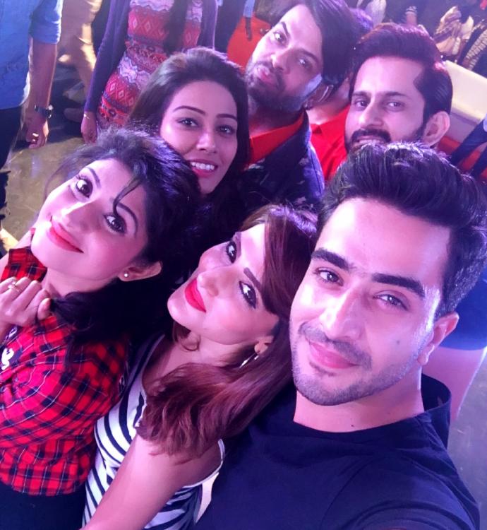 صورة للنجم الهندي شاكتي اروار مع اصدقائه