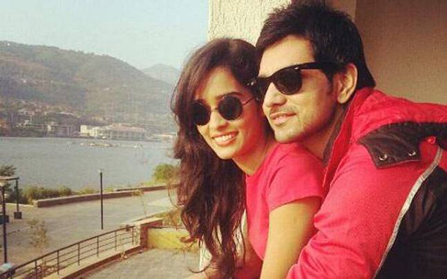 صورة للنجم شاكتي ارورا مع زوجته نيها ساكسينا