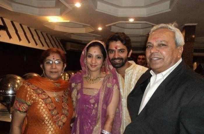 صورة مع زوجته وعائلتها