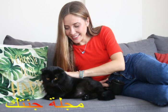 سيلين سيزجين مع قطتها